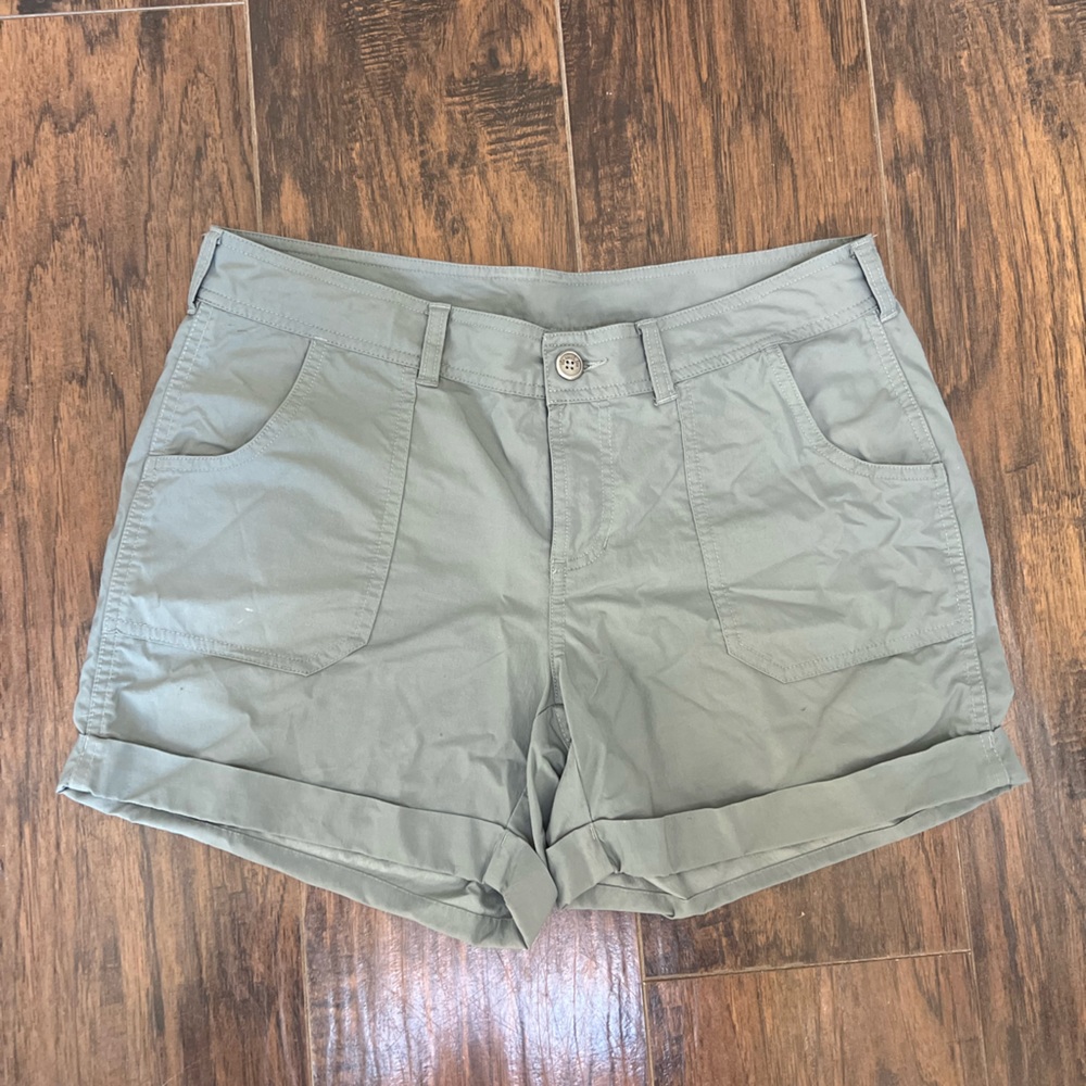 The North Face Womens Hiking/Active cuffed shorts size 10